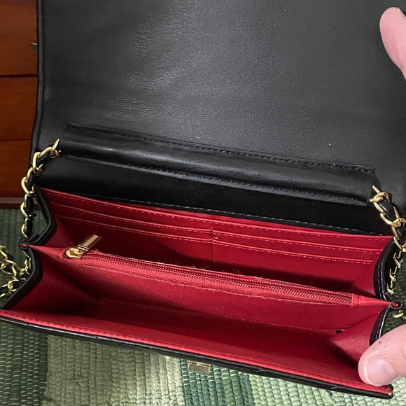 Elegant Black Quilted Chain Crossbody Bag - Picture 5 of 9